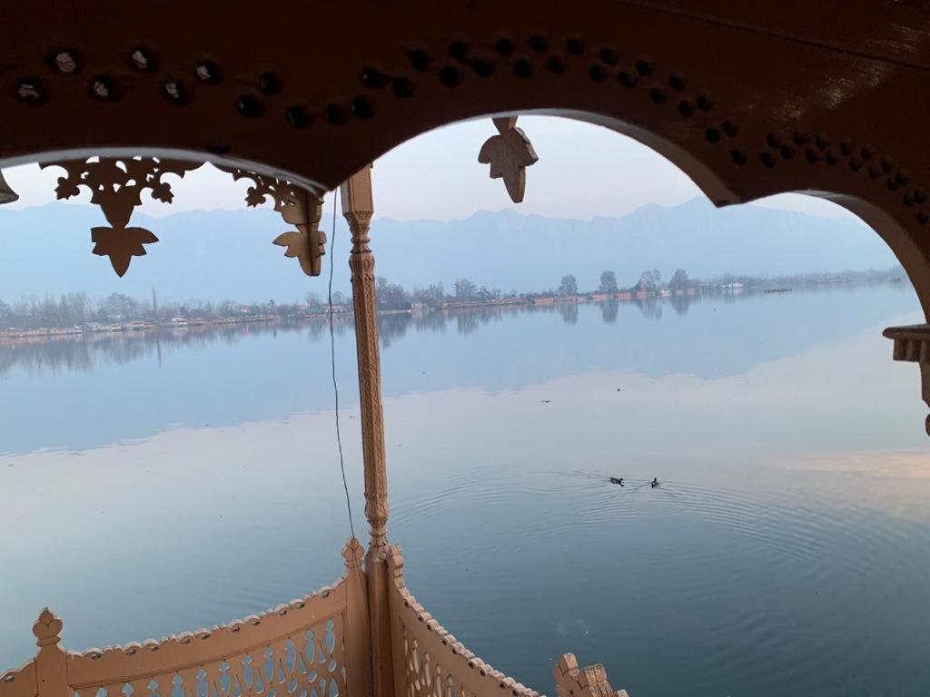 Hotel Yadgaar Houseboats Srīnagar Exterior foto