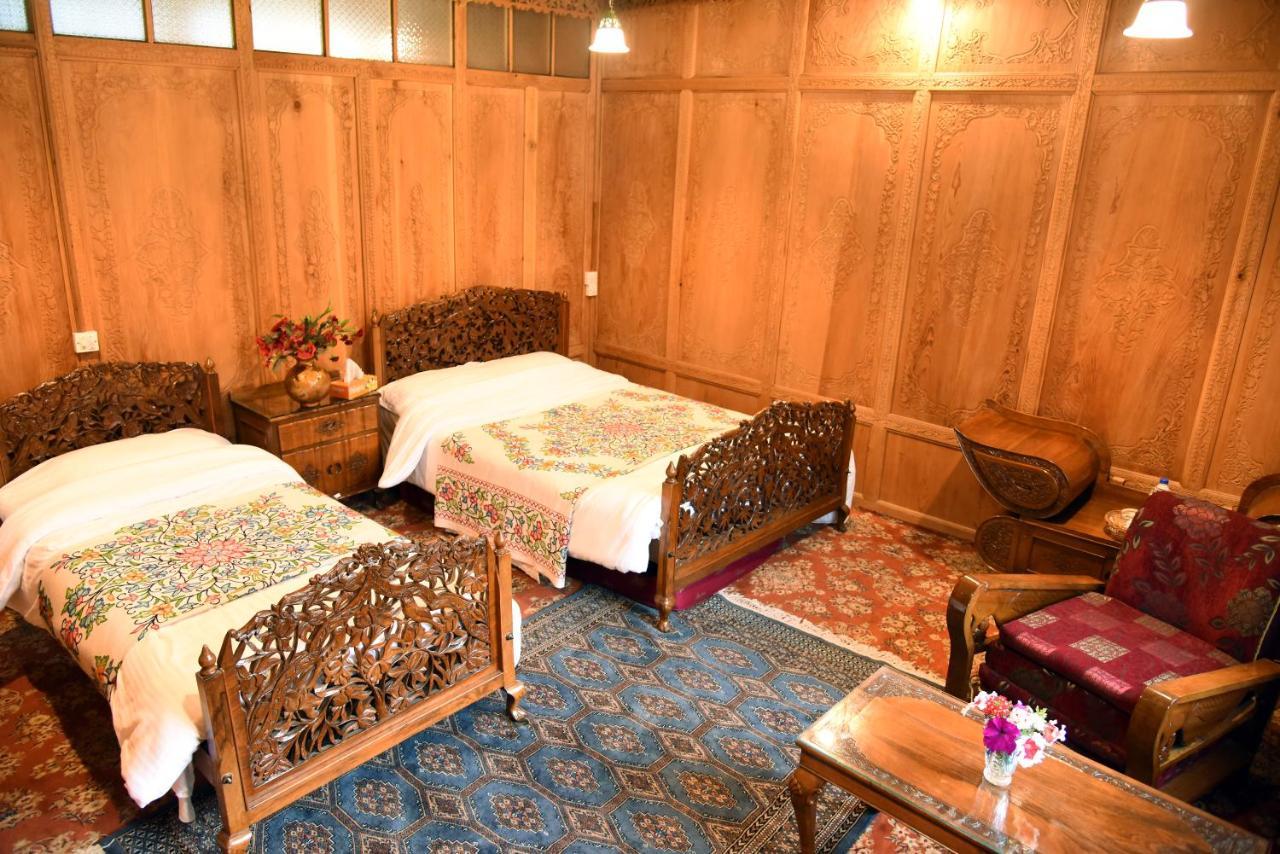 Hotel Yadgaar Houseboats Srīnagar Exterior foto
